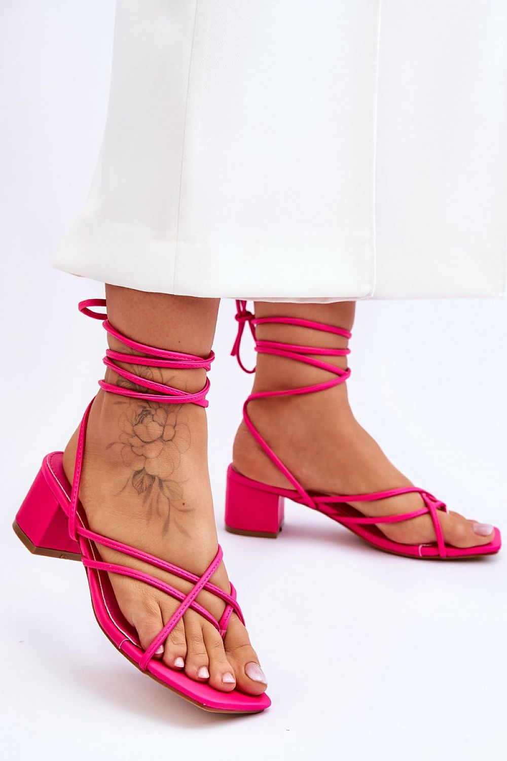 Strappy sandals Step in style