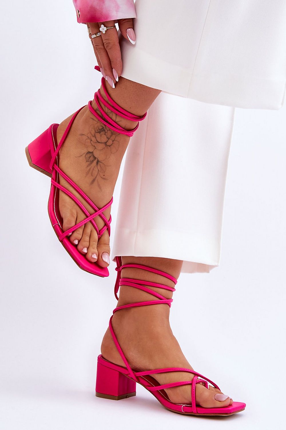 Strappy sandals Step in style