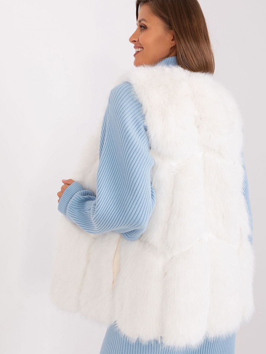 Gilet AT
Elegant Fur Waistcoat