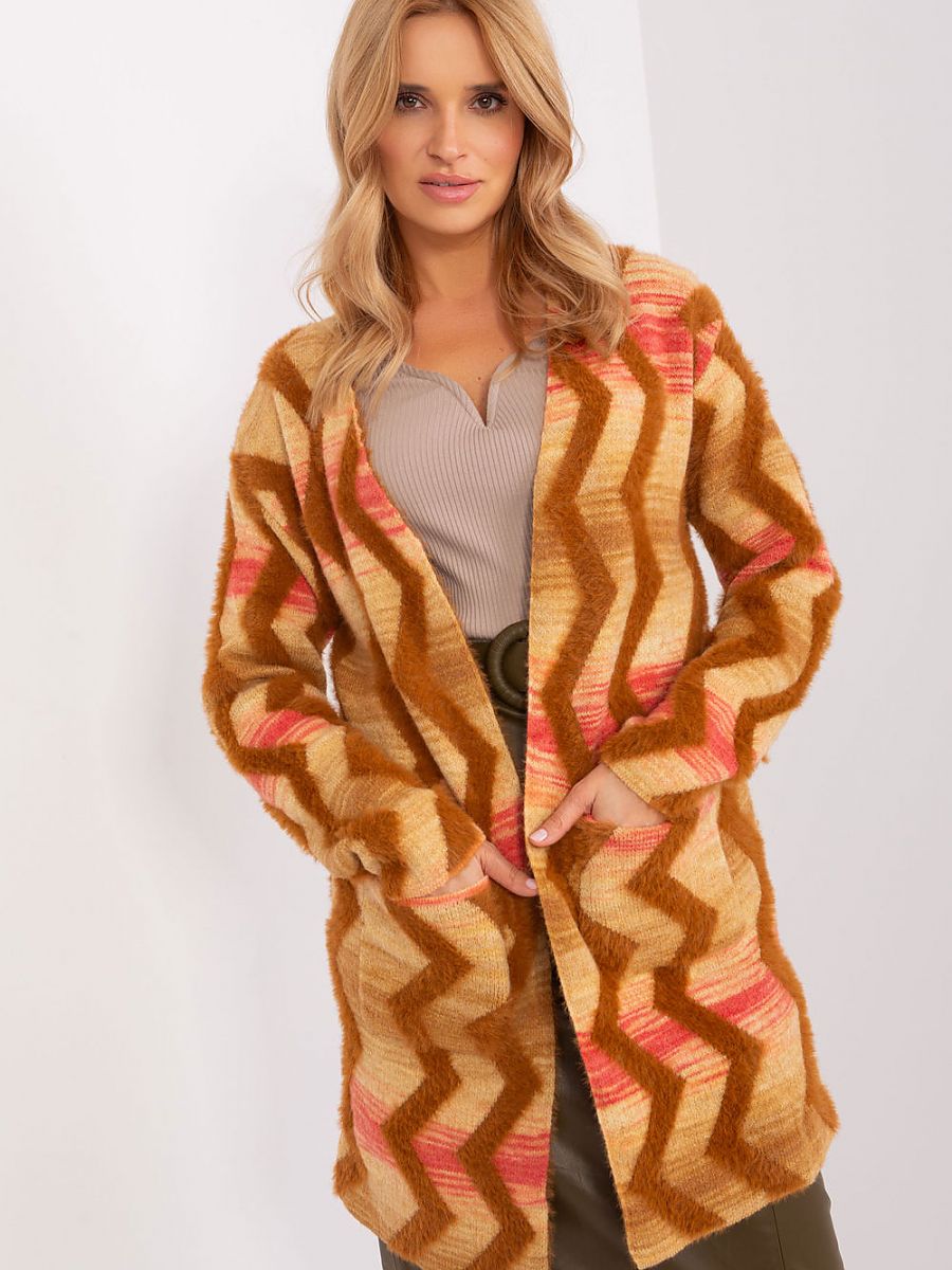 Versatile Geometric Pattern Cardigan
A versatile cardigan with a geometric pattern