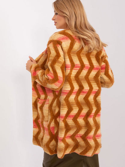 Versatile Geometric Pattern Cardigan
A versatile cardigan with a geometric pattern