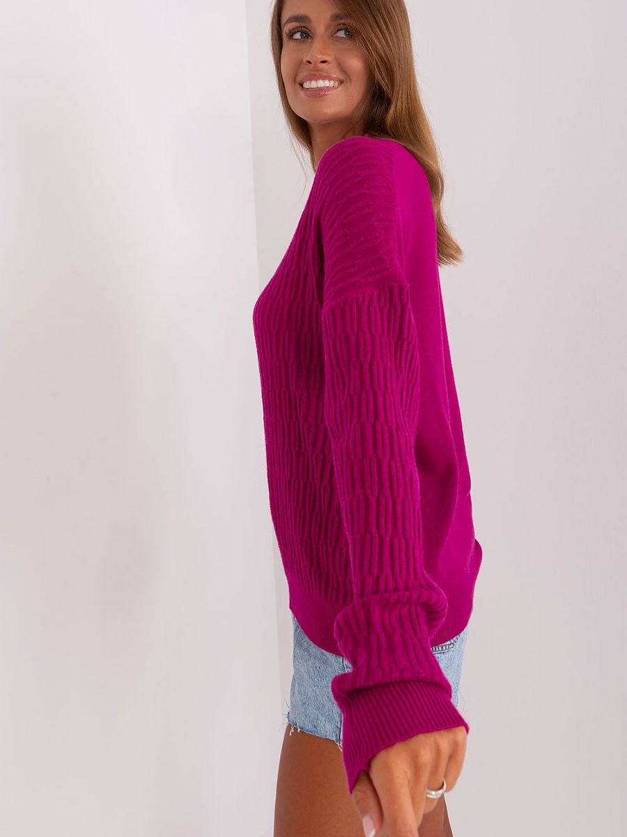 Jumper AT
A versatile women's jumper with a unique fabric texture for any occasion!