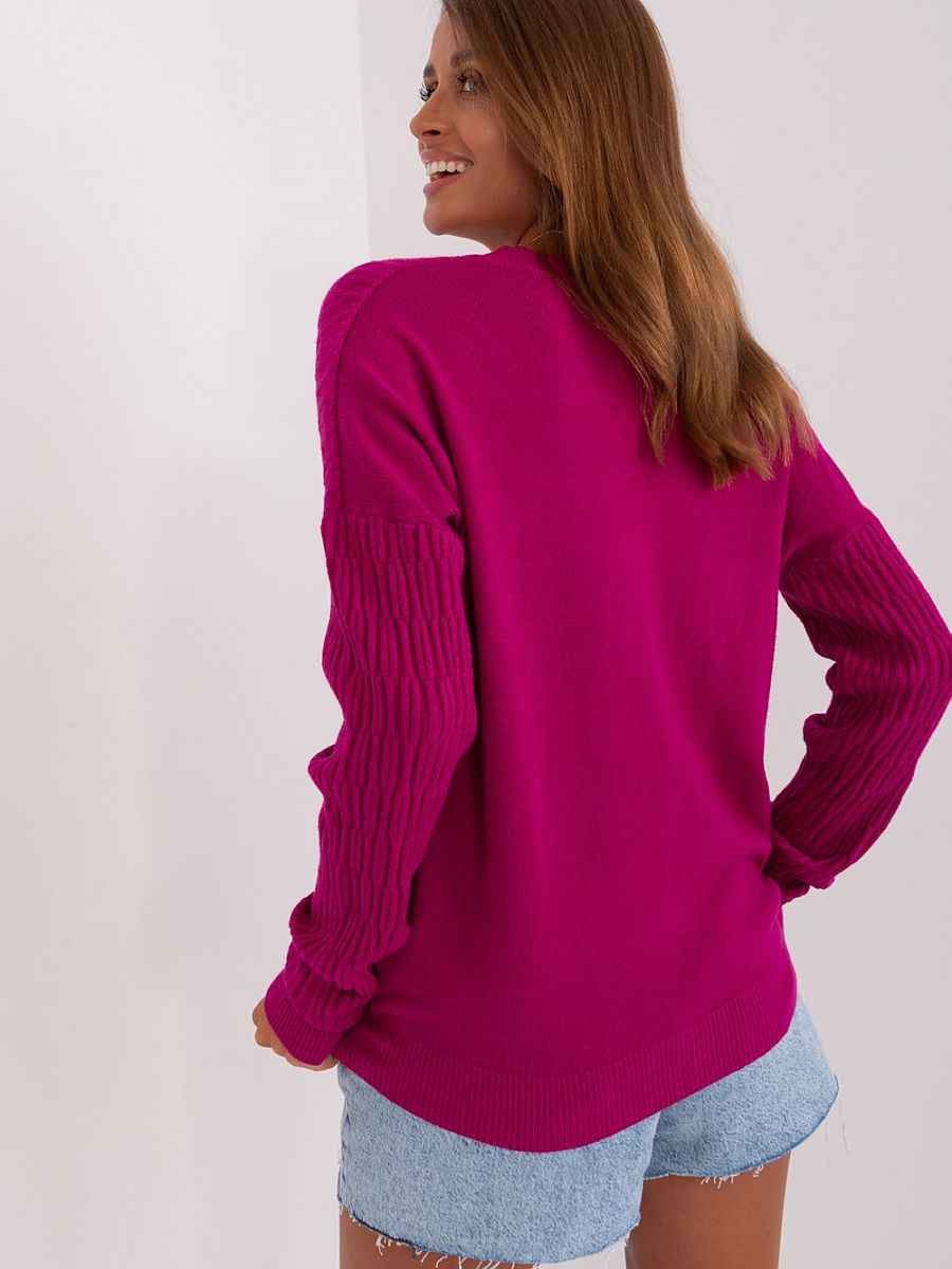 Jumper AT
A versatile women's jumper with a unique fabric texture for any occasion!